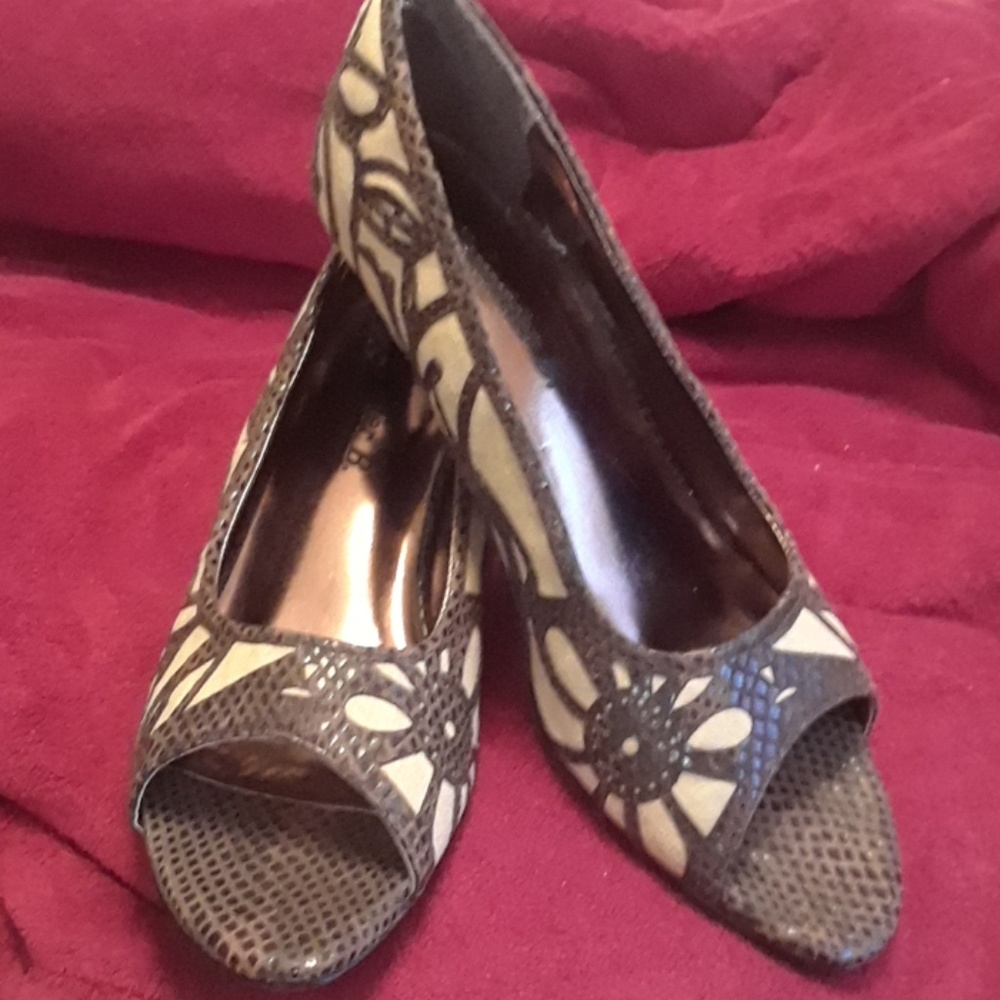 Jennifer B. Open toe pumps